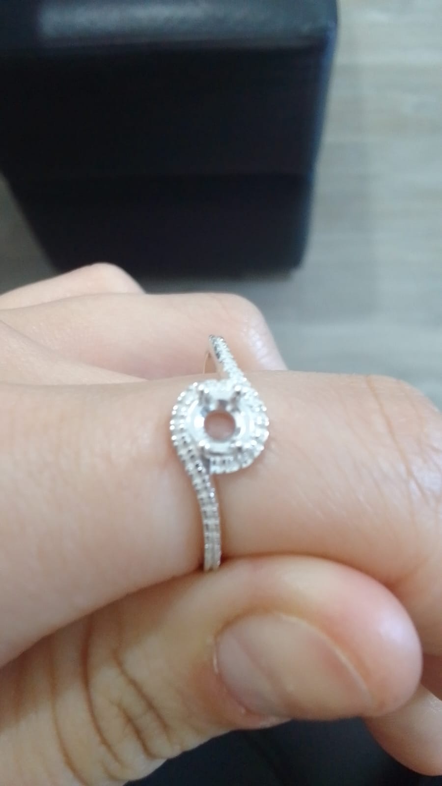 Anel Prateado Base Curvado Cravejado de Zircônias pedra central circular – Prata925 - PJ189