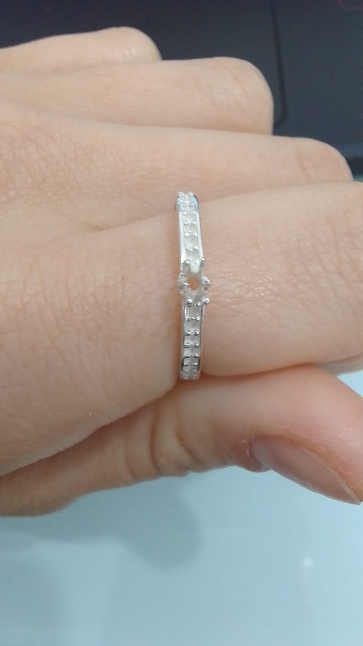 Anel de Prata com zircônia central e 10 pequenas zircônias a cada lateral Prata 925-PJ129