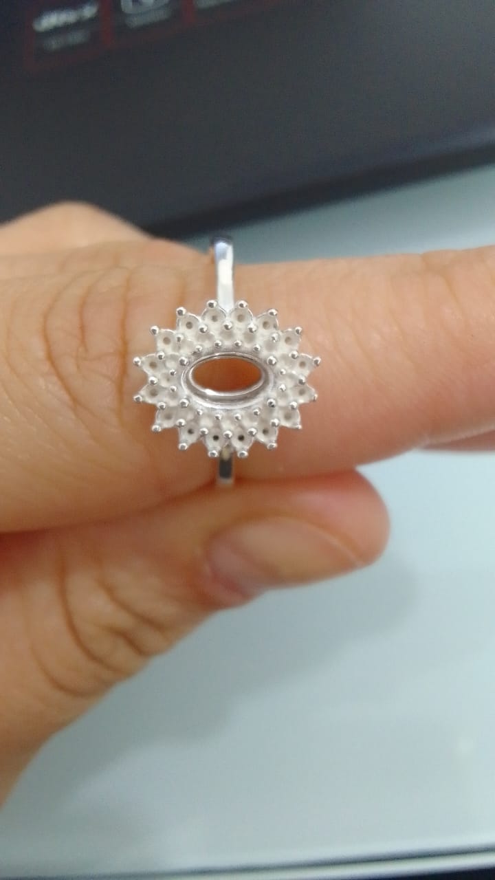 Anel Oval Cravejado com Zircônia Central em Prata 925 - PJ190