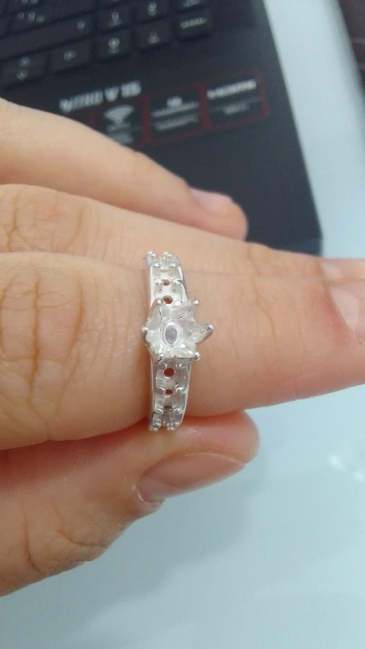 Anel cravejado com zircônia central e 5 pequenas zircônias laterais Prata 925 - PJ179