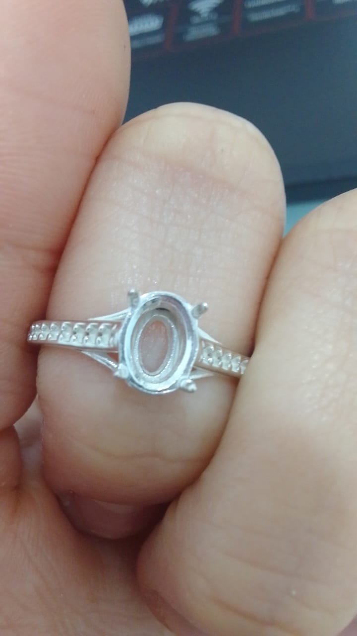 Anel Prateado com Aro Cravejado de Zircônias Oval Vazada- Prata 925 - PJ186