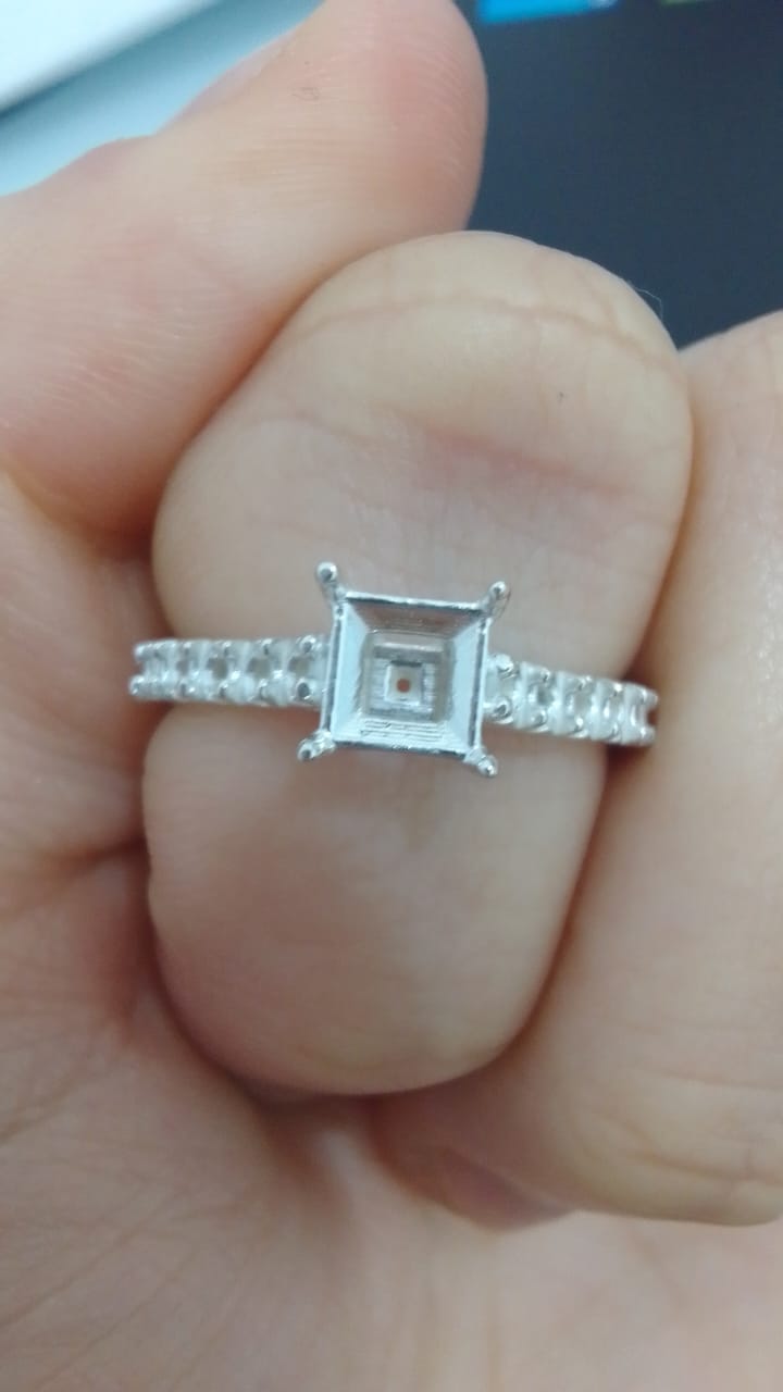 Anel com Zircônia Quadrada Central e Seis pequenas zircônias Laterais em Prata 925 - PJ177