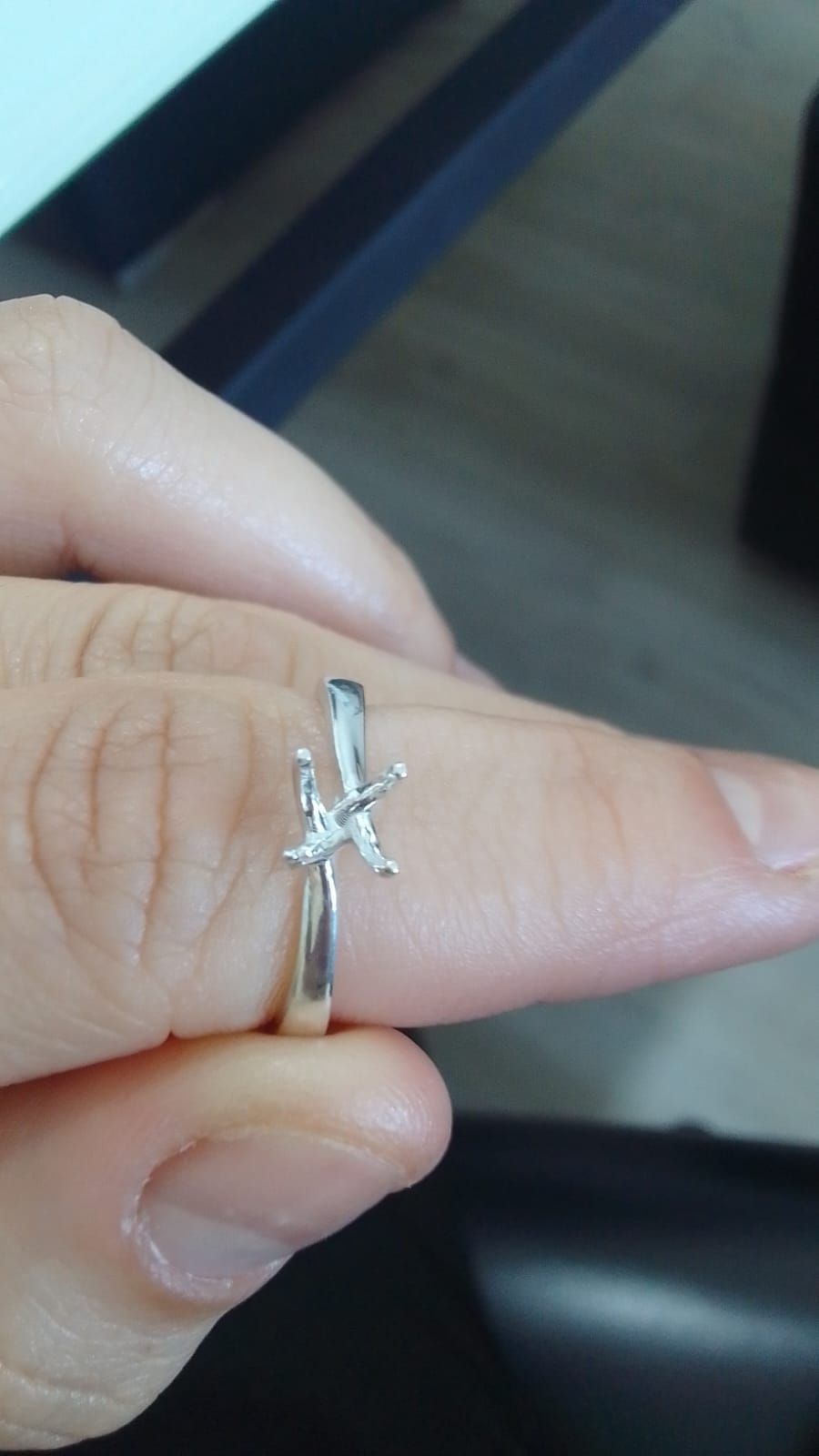 Anel em Prata 925 com Design Minimalista em “X” Cravejado com Zircônias – PJ180