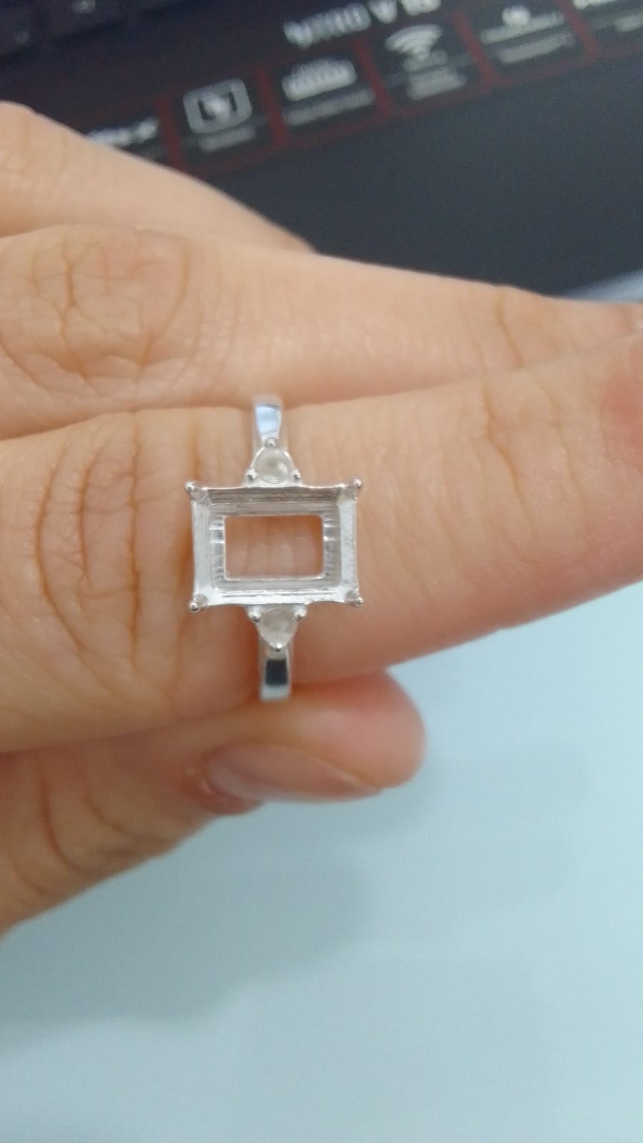 Anel com Zircônia Quadrada Central e pequenas zircônias Laterais em Prata 925 - PJ181