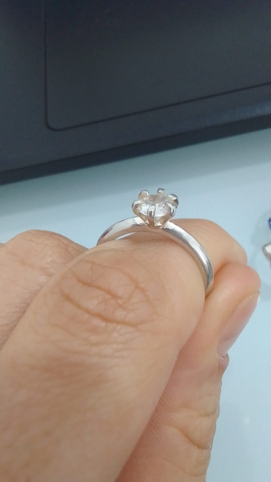 Anel solitário com uma zircônia ao centro delicadamente trabalhada Prata 925 - PJ198