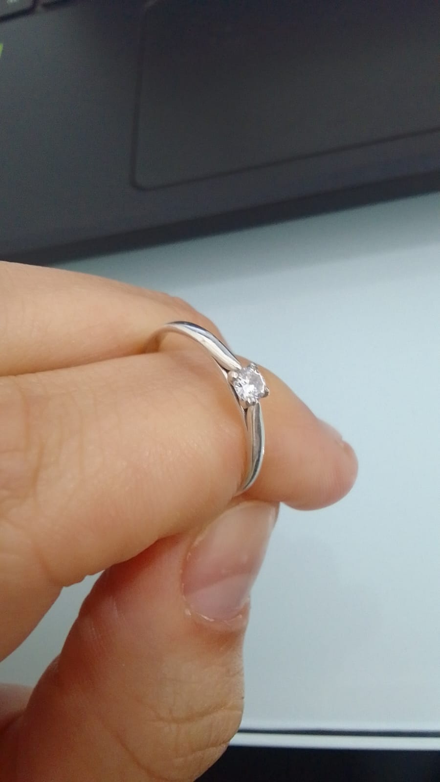 Anel solitário com uma pequena zircônia ao centro Prata 925 - PJ105